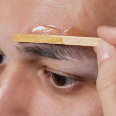 Men's eyebrow wax
